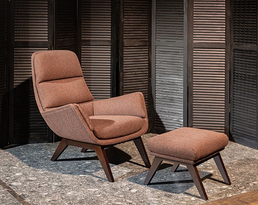 Кресло на деревянных опорах