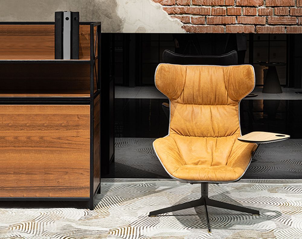 Кресло на крестовине со столиком слева, мягкое