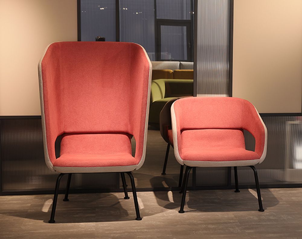 Кресо с низкой спинкой на ножках