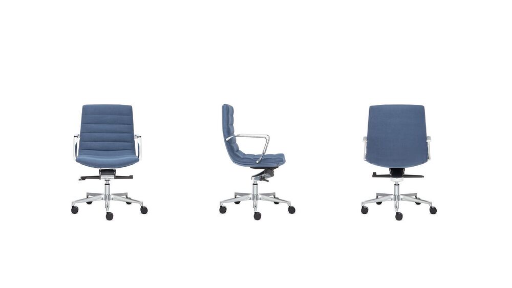 Кресло со средней спинкой на крестовине, подлокотники хром