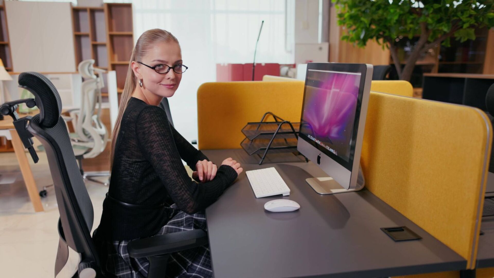 Офисная мебель для персонала DRIVE Operative Premium видео.